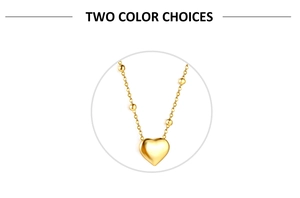 Détail d'un pendentif cœur en acier inoxydable plaqué or 18K avec chaîne à perles chic