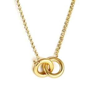 Collana minimalista in oro 18k con ciondolo a doppio anello intrecciato su sfondo bianco