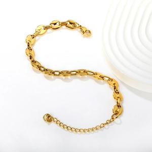 Détail d'un bracelet doré à maillons grain de café avec fermoir mousqueton et extension