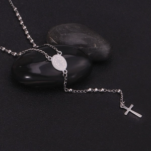 Long collier chapelet en acier inoxydable avec pendentif croix argentée sur pierres