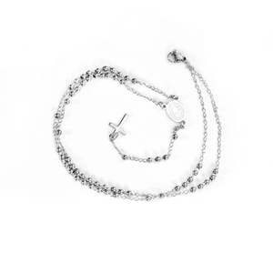 Détail du collier chaîne à billes en acier inoxydable argenté avec croix et médaille