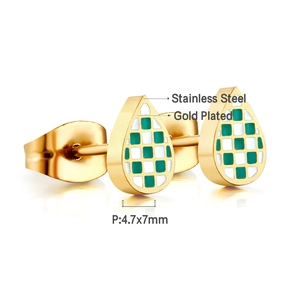 Detaillierte Makroansicht der 4,7x7mm grün-weißen karierten vergoldeten Tropfenohrringe
