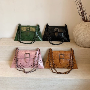Modische Umhängetaschen mit Vintage-Metallschnallen und Kettenriemen in vier Farben
