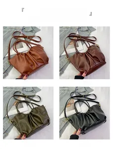 Détails des sacs seaux plissés en marron, café, vert et noir avec des ferrures dorées