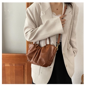 Vue détaillée du sac panier en cuir marron plissé avec sa texture douce et son aspect froissé