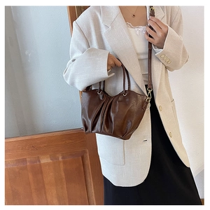 Détail du sac nuage plissé marron foncé avec cuir brillant et ferrures dorées