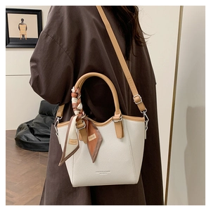 Détail du sac seau crème avec poignée en foulard de soie et bandoulière ajustable
