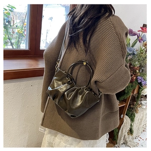 Sac panier plissé marron foncé avec finition en cuir brillant et détail de poignée ronde