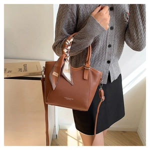 Sac seau en cuir marron avec poignée en foulard décoratif et bandoulière réglable