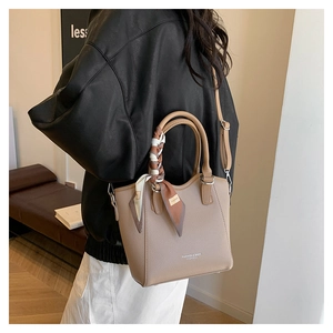 Sac seau beige chic avec texture cuir litchi et détail foulard en soie décoratif