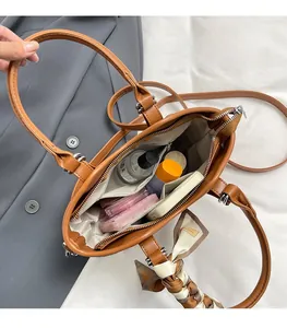 Détails de l'intérieur du sac seau en cuir marron montrant sa grande capacité de rangement