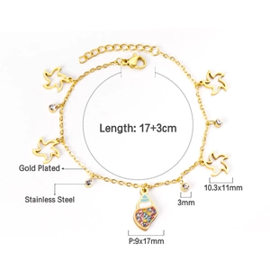 Vista dettagliata della conchiglia dorata e dei ciondoli a stella sul bracciale regolabile