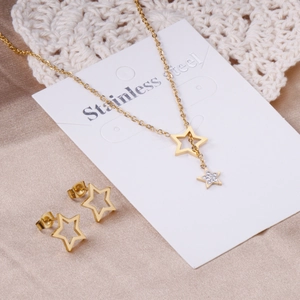 Détail de l'ensemble bijoux en acier inoxydable doré avec collier et boucles d'oreilles