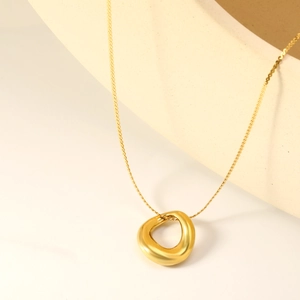 Minimalistische 18K vergoldete Edelstahlkette mit unregelmäßigem organischem Ringanhänger