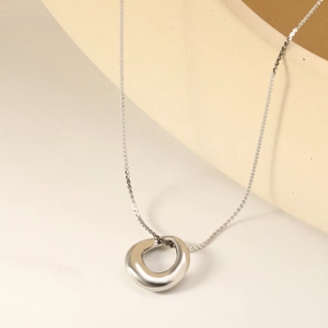 Minimalistische silberne Kette mit unregelmäßigem flüssigem Kreis und poliertem Finish