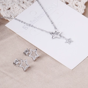 Détail de l'ensemble bijoux en acier inoxydable avec collier pendentif et boucles d'étoiles