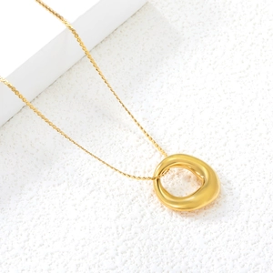 Minimalistische, 18 Karat vergoldete Halskette mit unregelmäßigem ovalem Anhänger