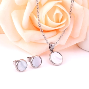 Vue détaillée de l'ensemble de bijoux en acier inoxydable avec pendentifs en nacre