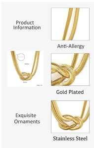 Détail du collier noeud en acier inoxydable plaqué or 18K montrant la texture