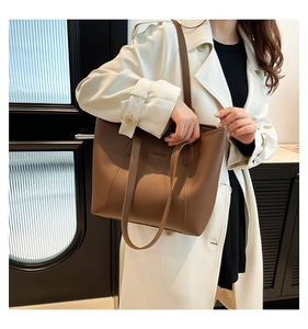 Détail du sac cabas marron en similicuir avec étiquette en cuir FASHION cousue main