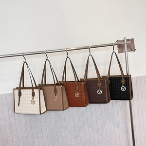 Quilted tote bags with V-shaped metal pendants in five colors on silver hangers