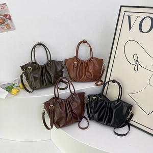 Sac panier plissé rétro pour femmes en vert foncé, caramel et noir avec boucles dorées