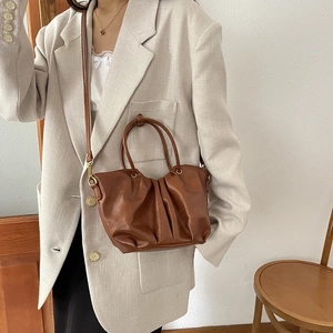 Sac panier rétro en cuir plissé marron avec bandoulière réglable et poignées
