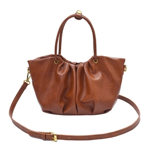 Sac seau plissé rétro marron caramel avec finitions dorées et bandoulière réglable