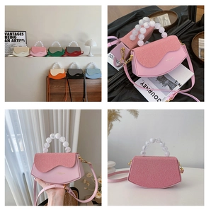 Détail d'un mini sac tendance avec tissu texturé, rabat ondulé et poignée décorative