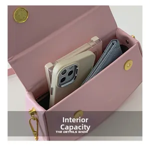 Détails de la capacité interne du sac en cuir rose avec téléphone et portefeuille