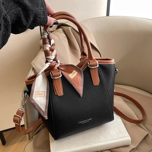 Sac Seau en Cuir PU pour Femmes Motif Litchi Minimaliste Sac à Bandoulière Avec Foulard Décoratif en Satin Sac à Main