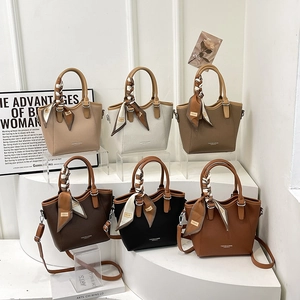Série de sacs seaux chic en 6 couleurs avec cuir grainé et décor de poignée en soie