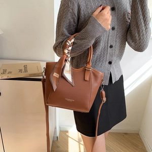 Sac seau marron grainé avec poignée en foulard floral et bandoulière amovible