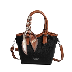 Sac seau chic noir à motif litchi avec anses marron et un foulard de mode en soie