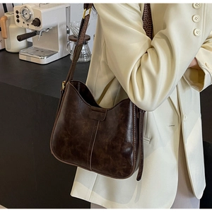 Sac bandoulière vintage marron en cuir texturé avec large bandoulière en jacquard