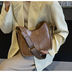 Sac hobo vintage marron avec bandoulière large à motifs et texture en similicuir lisse