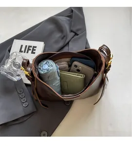 Vue de dessus du rangement intérieur spacieux pour parapluie et portefeuille dans le sac seau