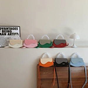 Sacs box bandoulière multicolores avec poignées en perles et rabat ondulé pour femmes