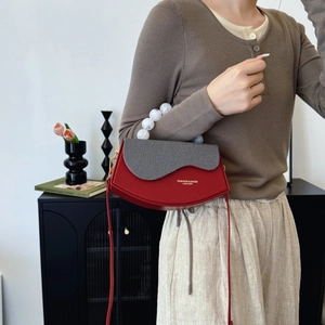 Sac bandoulière demi-lune rouge tendance avec rabat gris et poignée en perles blanches
