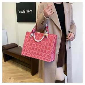 Roze jacquard draagtas met Xi-patroon, parelhandvat en een elegant omwikkelde zijden sjaal