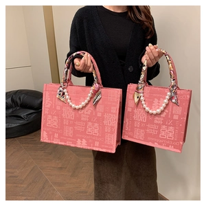 Roze stoffen draagtas met Double Happiness print, parelketting en zijden hengsel