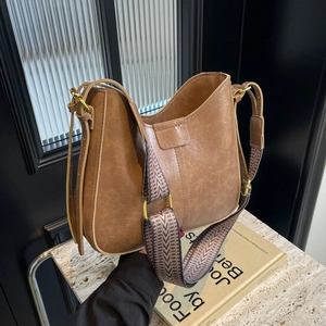 Sac Seau en Cuir PU Rétro pour Femmes Avec Large Bandoulière Jacquard Surpiqûres Contrastées Tendance Sac Bandoulière Navette Mode