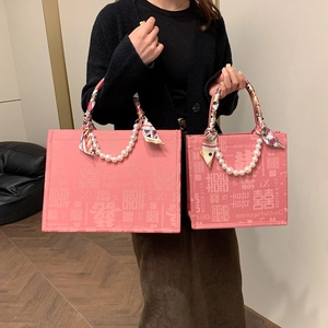 Roze Double Happiness draagtas met parelhandvat en zijden sjaal in twee maten