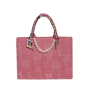 Roze Double Happiness draagtas met parelketting en een bloemige zijden sjaal