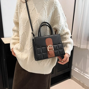 Retro Kontrast-Tasche mit Rautensteppung und Hufeisenschnalle an einem Modell getragen