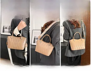 Borsa a quadri che mostra i modi di portarla: a mano, a spalla e come borsa a tracolla
