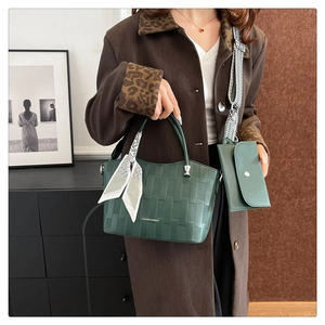 Borsa tote a scacchi verde scuro con foulard in seta e mini pochette coordinata