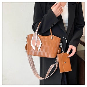 Borsa tote in pelle marrone intrecciata con foulard di seta e tracolla geometrica