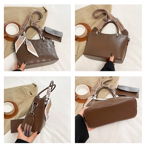 Set borsa tote marrone scuro a quadri con tracolla larga e sciarpa decorativa in seta