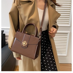 Sac bandoulière en cuir marron avec fermoir fleur dorée et trench-coat